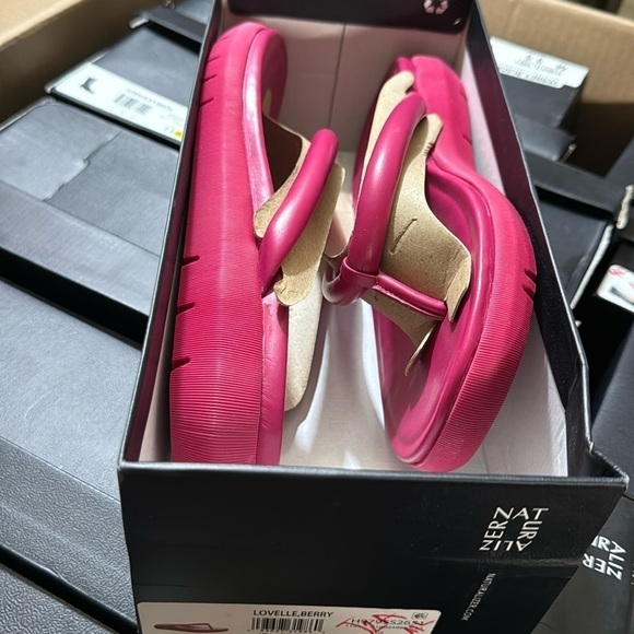 NATURALIZER Lovelle Thong Sandals Women's Shoes in Berry - Picture 2 of 6